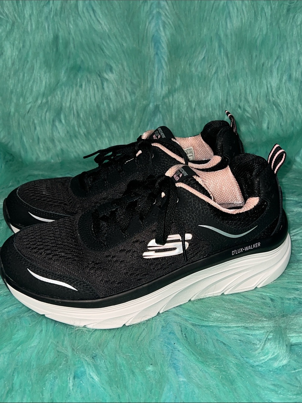 Skechers D’Lux Walker Black with Pink Lining and White Sole Women’s size 8.5